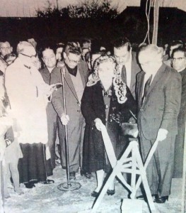 El Dr. Mónaco, (Ültimo de la derecha), como padrino; en la colocación de la "Piedra Fundamental", de la Parroquia Cristo Obrero, el día 12 de agosto de 1967.