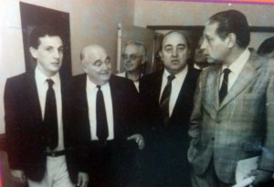 El Dr. Juan Carlos Falivene, en el Hospital Municipal, durante la visita del Dr. rené Favaloro, el 28 de noviembre de 1986. Junto a él, el Dr. Juan Manuel Iglesias y el señor Oscar R. Fontana, Presidente de la Cooperadora del Hospital.