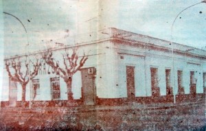 Vieja sede, del diario La Razón, en la tradicional esquina de avenida Ceballos y calle Suipacha. Allí, funcionaron la redacción y la imprenta del matutino, desde su fundación, el miércoles 16 de noviembre de 1910, hasta el mes de septiembre de 1993.