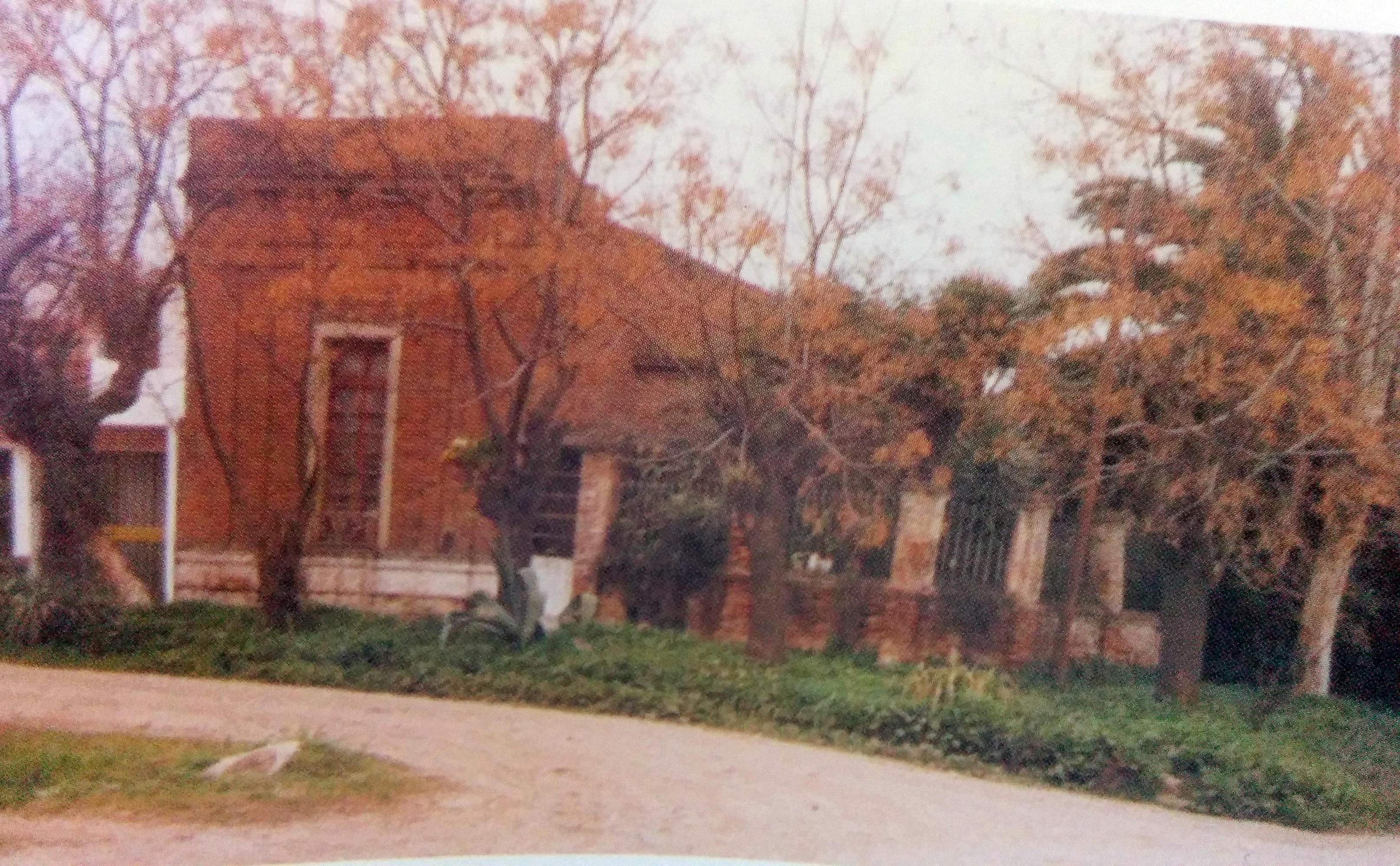 La casa del poeta Ernesto Domingo Marrone, fotografiada por Luis Ángel Desía. La finca se demolió en 1998.