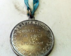 Medalla de las Malvinas, grabada en Chivilcoy, en 1982, con un «Pantógrafo», de Francisco Alberto Castagnino.