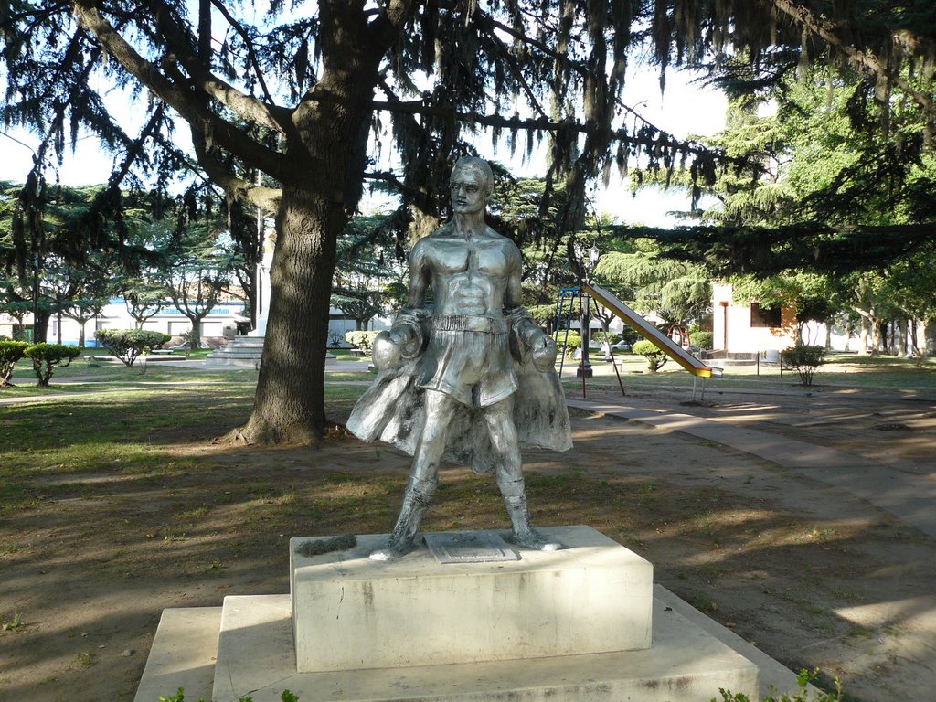 Monumeto al Boxeador, del escultor local, Osvaldo Néstor López, inaugurado el 14 de septiembre de 2006