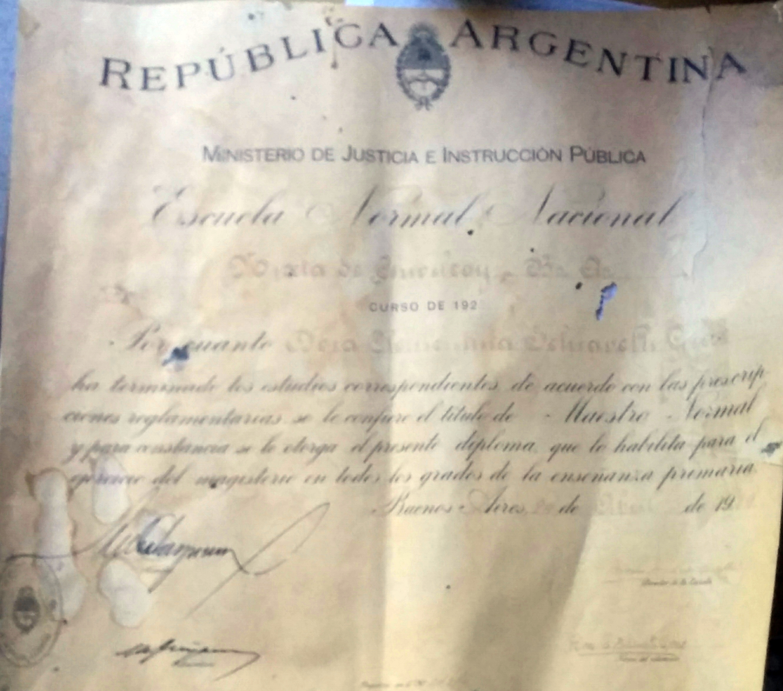 Diploma de Maestro Normal Nacional, de la promoción 1923. Según puede observarse, el título de docente, en aquella época, estaba firmado, de puño y letra, por el Ministro de Justicia e Instrucción Pública de la Nación, Dr. Antonio Sagarna.