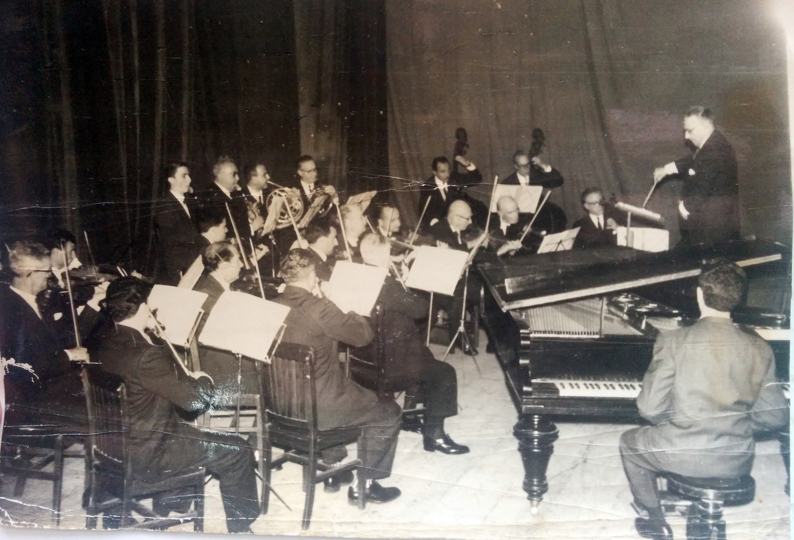 La Orquesta de Cámara, en el Cine-Teatro Metropol, el 25 de mayo de 1964. La dirección, estuvo a cargo del Prof. Pascual Antonio Grisolía, y fue solista, en piano, el Prof. Rubén Oscar Fortunato.