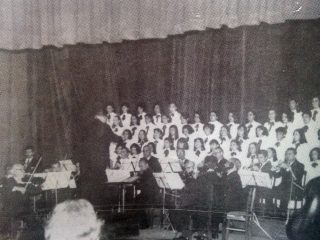 La Orquesta de Cámara, y el Coro de la Escuela Normal «Domingo Faustino Sarmiento». Concierto, llevado a cabo en el Salón de la Escuela Normal, bajo la dirección del Prof. Pascual Grisolía (Año 1964).