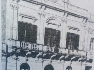 El viejo edificio de la Sociedad Francesa, un verdadero monumento arquitectónico, en la historia de Chivilcoy.