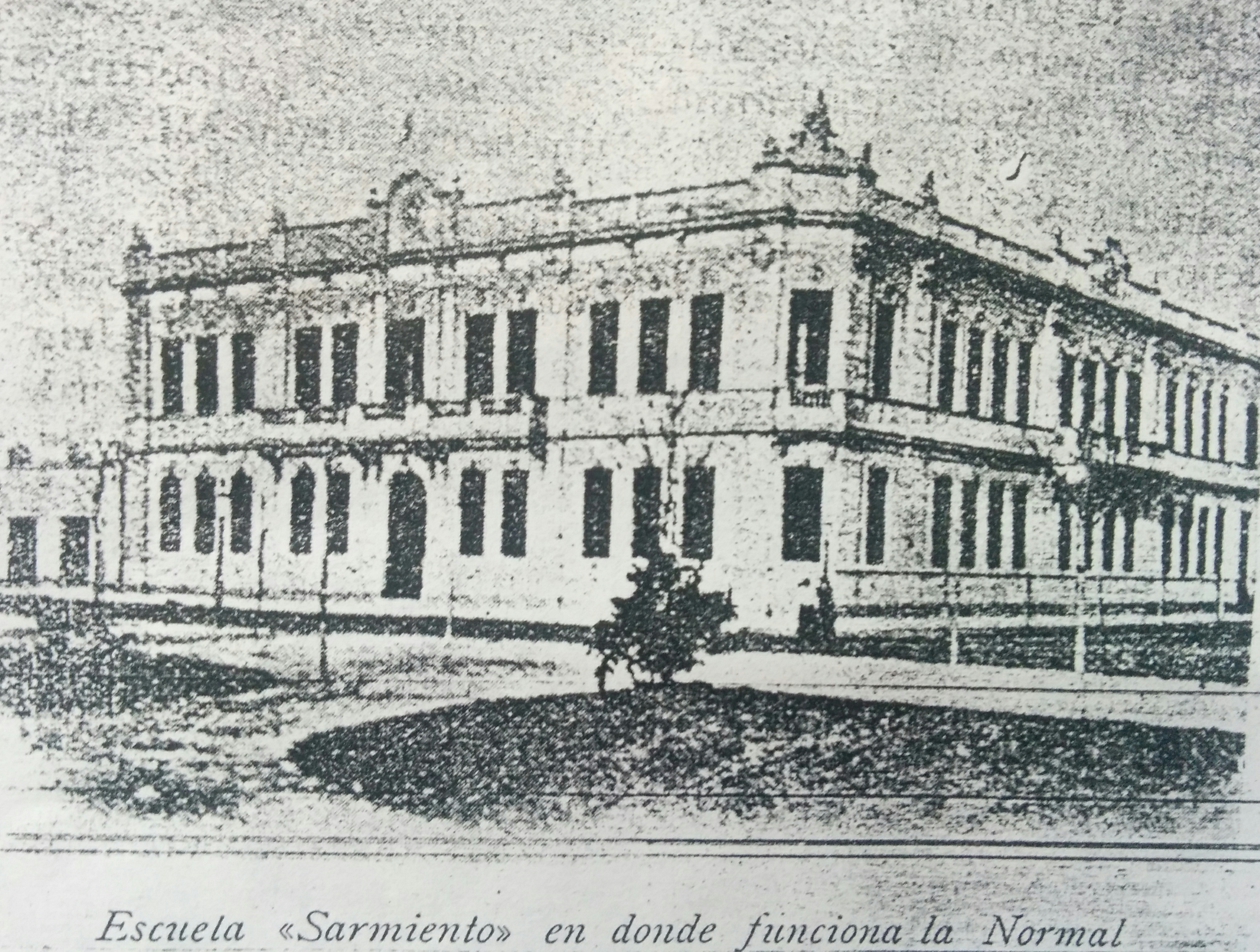 Antiguo edificio de la Escuela Nº1 "Domingo Faustino Sarmiento" (Avenida Sarmiento y calle Belgrano), donde funcionaron, por vez primera, la Sociedad Estímulo de Bellas Artes y la Academia "Ernesto de la Cárcova"