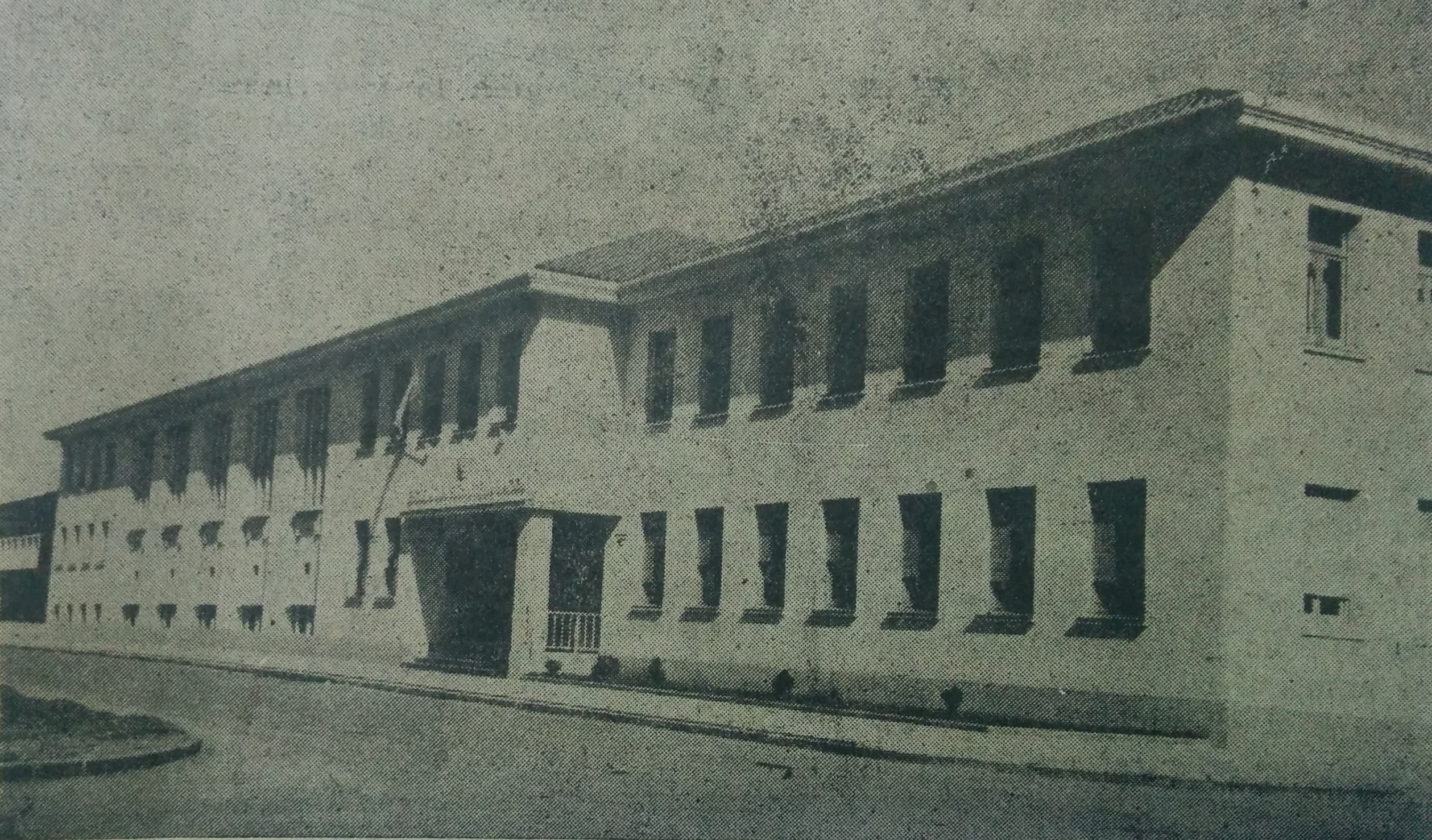 Imponente edificio de la Escuela de Educación Técnica Nº1, Dr. Mariano Moreno", inaugurado en la década de 1950.