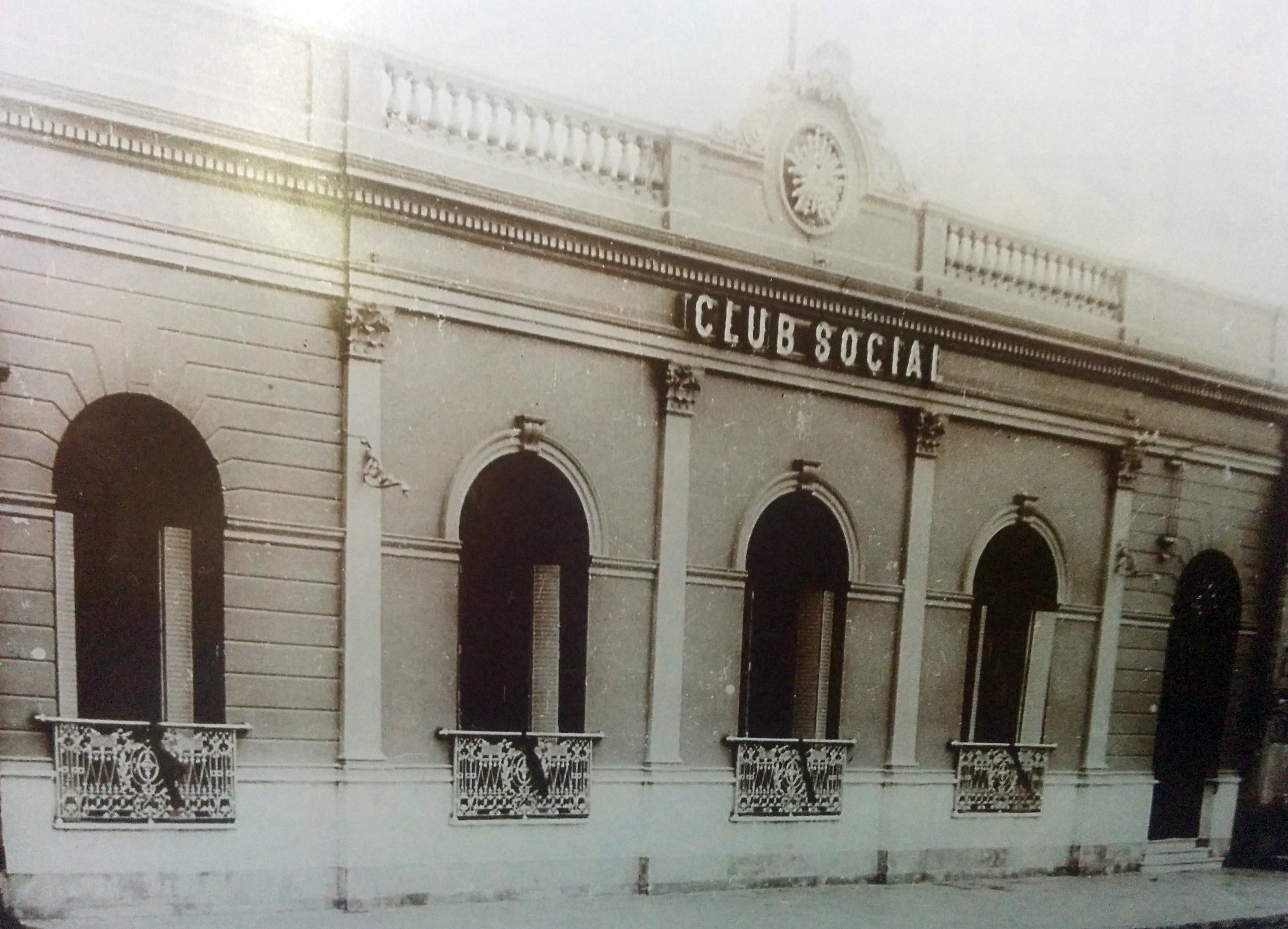 Frente del Club Social, hacia 1910.