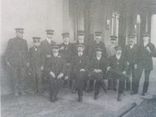 Jefes y auxiliares de Estación Ferroviaria local.