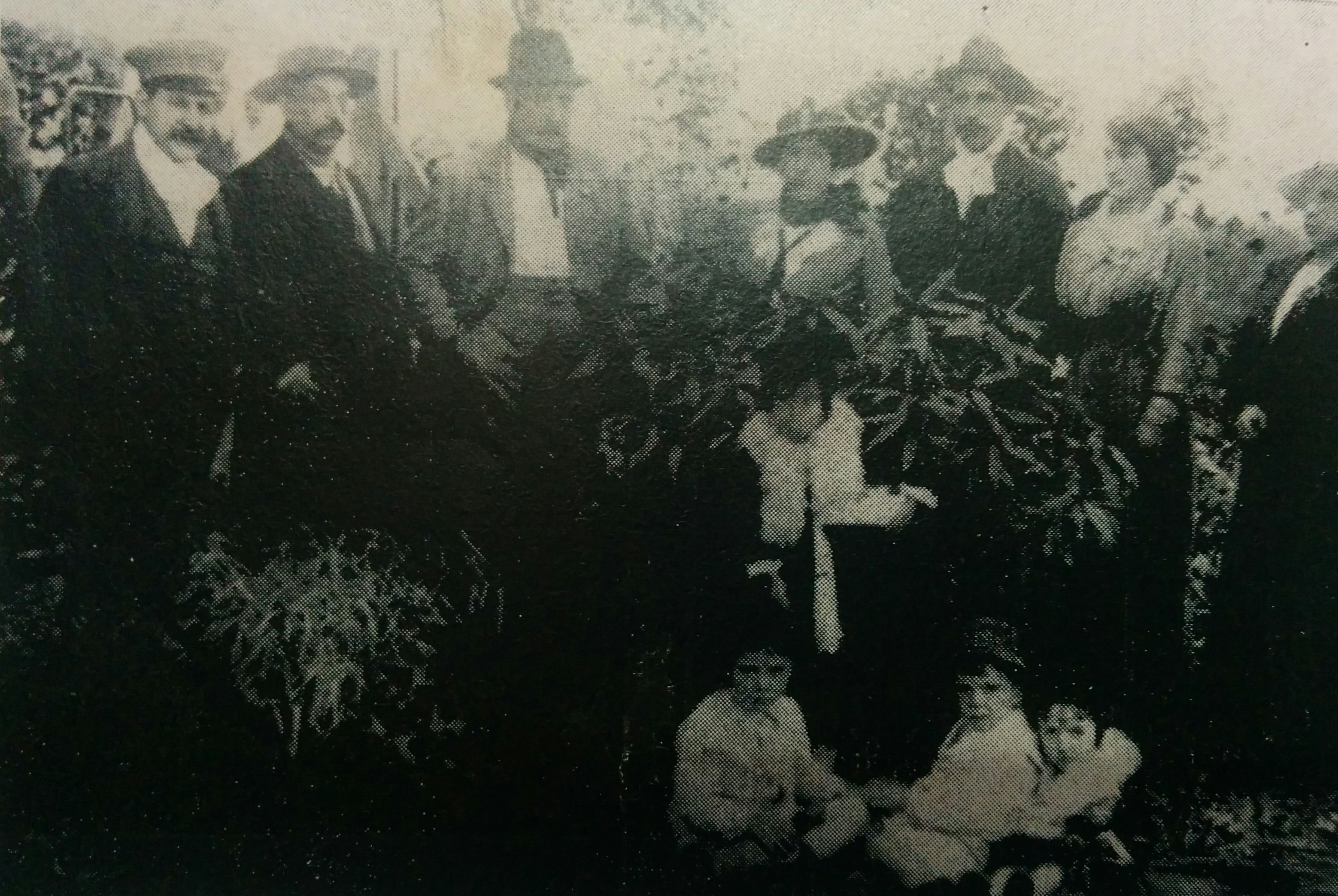 Postal fotográfica, de la inauguración de la Estación Ferroviaria de la localidad rural de Indacochea, el 15 de mayo de 1911.