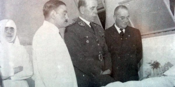 El entonces presidente de la Nación, general Edelmiro Julian Farrell, recorriendo el Hospital de Chivilcoy, en su visita oficial a nuestra ciudad, para el 90 aniversario, el 22 de octubre de 1944.