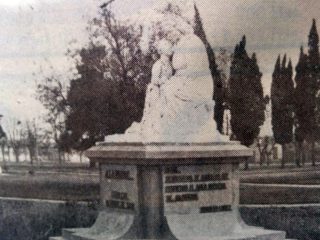 Monumento a la Madre, en la Plaza Moreno (1960).