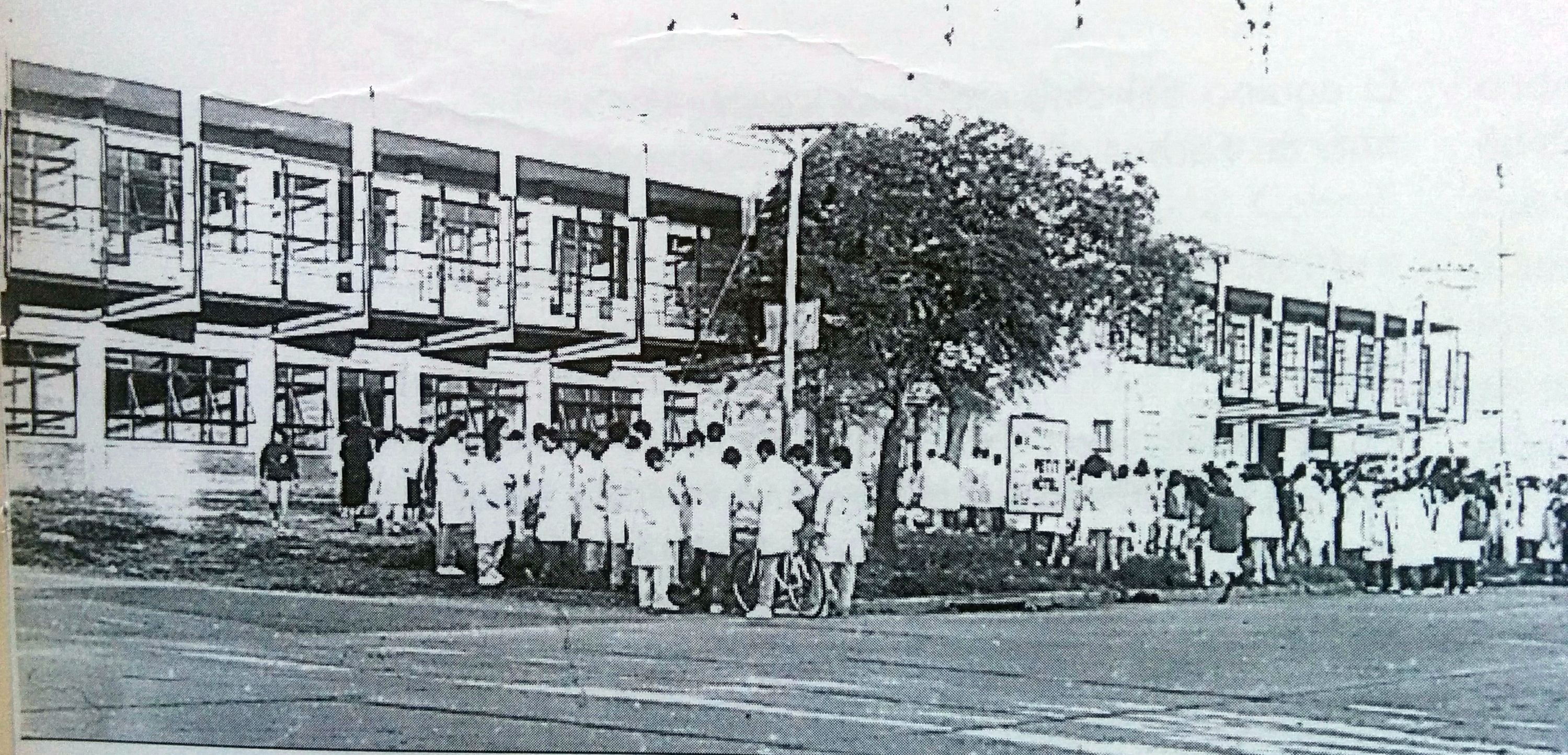 La Escuela de Comercio "Dr. José León Suarez", en el edificio de su actual sede, sobre la avenida De Tomaso.