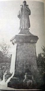 Monumento al presbítero, Dr. Manuel Alberti, inaugurado, en la plaza "General Arias", de Alberti, el 2 de octubre de 1927.