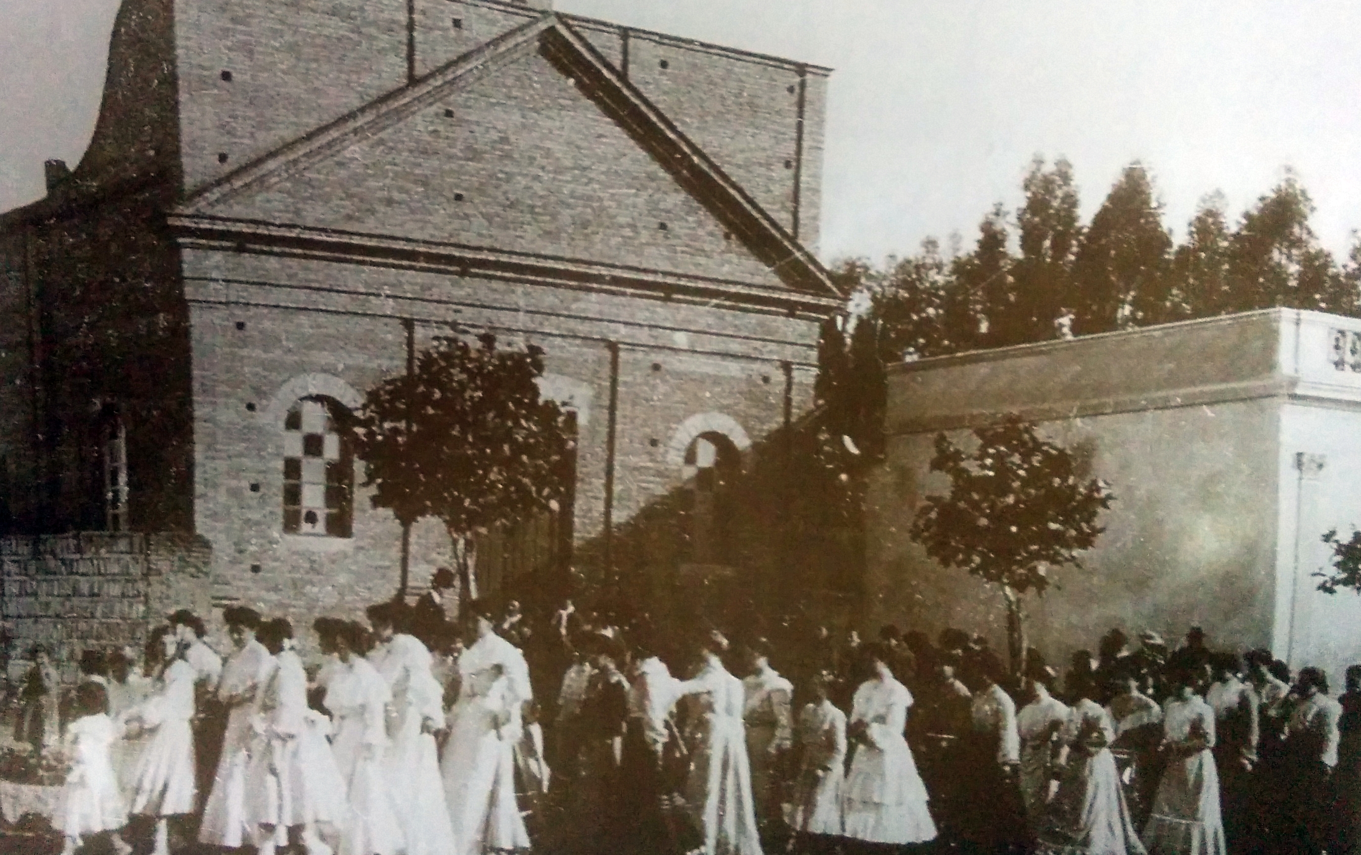 Antigua e inolvidable capilla de nuestra Señora del Carmen, inaugurada el 19 de julio de 1896, y derrumbada el 16 de octubre de 1945, donde nació, en mayo de 1933, el Taller de Caridad "Santa Rita"