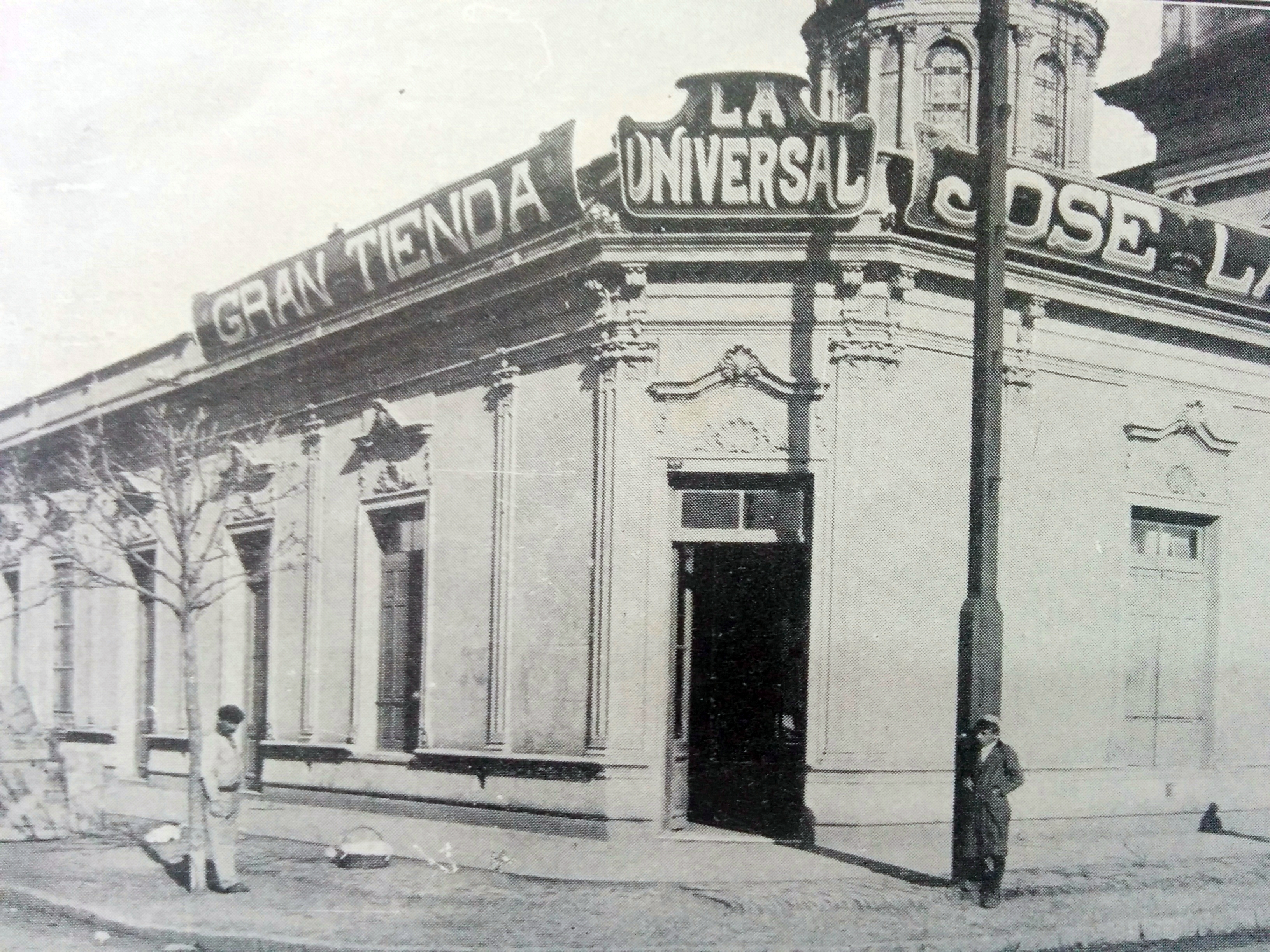 La tradicional esquina de la cafetería "La Perla", cuando allí funcionaba, en la década de 1910, la tienda "La Universal" de Don José Lago.