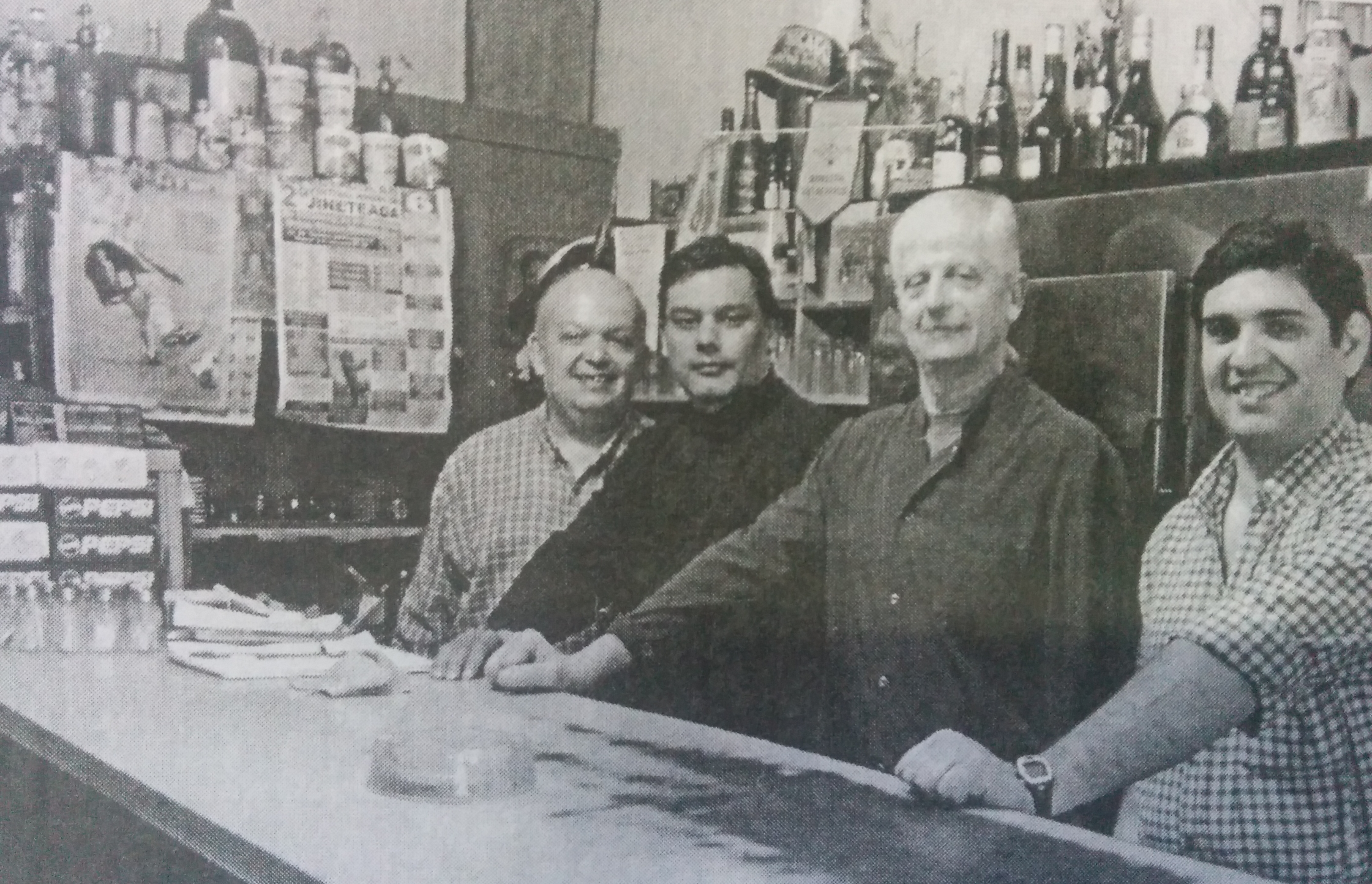 El señor Jorge Scalerandi y sus colaboradores, en el tradicional Bar "Mami".