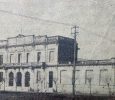 Escuela Normal de Chivilcoy «Domingo Faustino Sarmiento», inaugurada el 12 de abril de 1905. El edificio, que observamos en la foto, se habilitó en 1912. La imagen data de 1915, cuando comenzó a editarse la revista «Palas».
