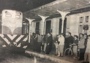 Llegada del último tren, a la estación ferroviaria "Norte", la noche del 15 de octubre de 1968.