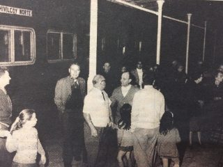 Vecinos chivilcoyanos, en el andén de la estación «Norte», la noche del 13 de octubre de 1968.