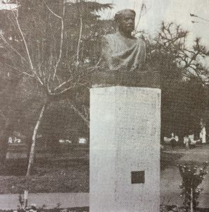 Busto del poeta Carlos Ortiz (1870-1910), en la plaza 25 de mayo. Se inauguró el 22 de octubre de 1939.