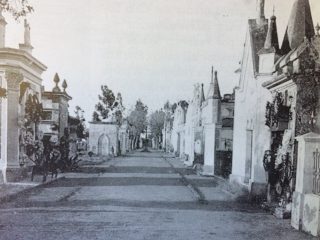 El viejo Cementerio Municipal, ubicado en la zona geográfica de la avenida 22 de octubre y el barrio P.Y.M. Fue clausurado, en noviembre de 1893, y sus ruinas, se removieron, a principios de la década de 1930.