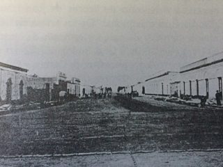 La avenida Sarmiento, hacia el año 1889, durante el gobierno municipal de Don Carlos Ceballos. Se le impuso ese nombre, en noviembre de 1895.