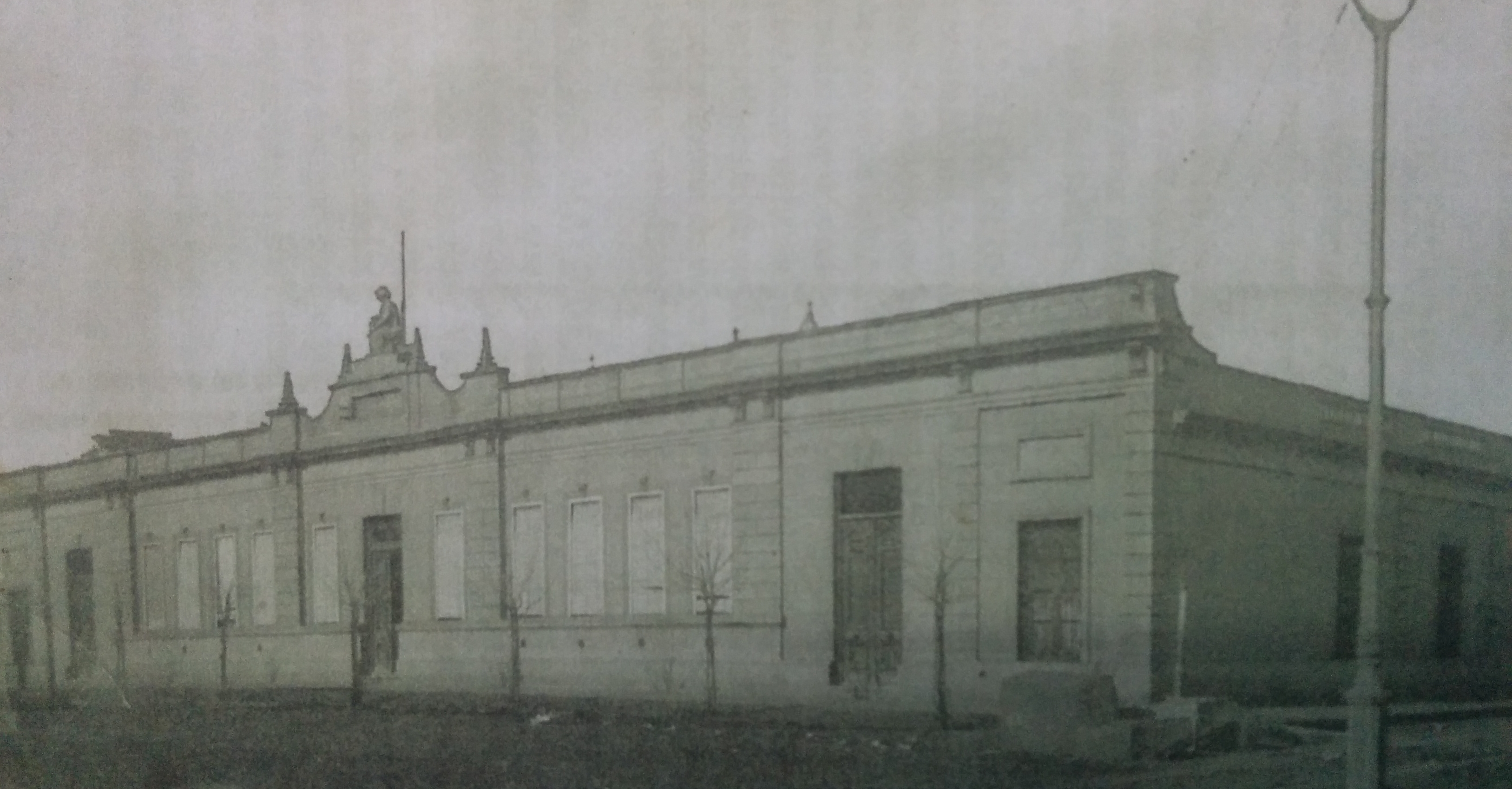 Antiguo edificio, de la Escuela primaria Nº 6 "Bernardino Rivadavia"; demolido hacia el año 1955.