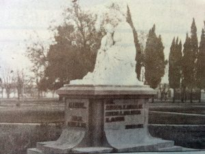 Monumento a la Madre, del gran escultor y docente chivilcoyano, profesor Antonio Bardi (1909-1988), inaugurado el domingo 16 de octubre de 1960.