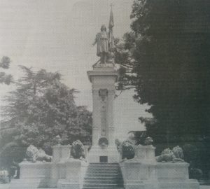 Monumento al descubridor de América, Cristóbal Colón, inaugurado, en la plaza homónima, el 12 de octubre de 1892.