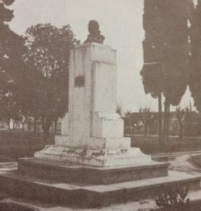 Busto del Dr. Mariano Moreno, en la plaza homónima, inaugurado el 21 de octubre de 1951. La obra, pertenece al gran escultor y docente chivilcoyano, profesor Antonio Bardi (1909-1988).