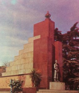 Monumento a los Fundadores de Chivilcoy, en la plaza principal, 25 de Mayo. Se inauguró, en el 101 aniversario de nuestra ciudad, el 2 de octubre de 1955.