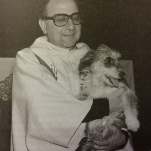 El padre Zaccardi, junto a su fiel perrito "Epitalamio".