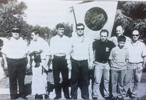 Los jóvenes chivilcoyanos, ex combatientes de Malvinas, frente al monumento alusivo, inaugurado el 6 de diciembre de 1999. La obra escultórica, corresponde al artista plástica y docente, profesora Beatriz Ana Cánepa, y el diseño técnico, al arquitecto Néstor R. Costanzo.