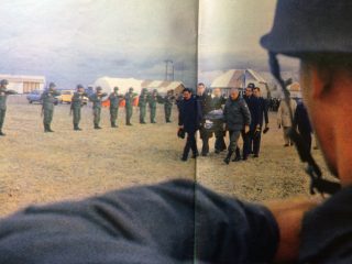 Imágenes del sangriento conflicto bélico, del Atlántico Sur, entre la Argentina y Gran Bretaña. Se inició el 2 de abril de 1982, con la recuperación de las Islas Malvinas, y finalizó, a mediados de junio, de ese mismo año, al producirse la capitulación de las tropas, de nuestro país.