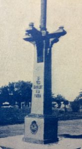 El mástil de la plaza principal 25 de mayo, inaugurado el 17 de diciembre de 1933, a través de una estampa fotográfica, de la época.