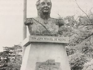 Monumento a Don Juan Manuel de Rosas, creador del partido de Chivilcoy, el 28 de diciembre de 1845. Ubicado en la plaza principal, 25 de Mayo, pertenece a la escultora y docente local, profesora Beatriz Ana Cánepa. Se inauguró el 28 de diciembre de 1996, bajo la gestión municipal del Dr. Rodolfo Bardengo.