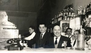 Don Humberto Ferrari y Don Domingo Gesualdo (1898-1972), propietarios del Bar y Confitería Vallerga, un espacio clásico y tradicional, en el historial de nuestra vida social chivilcoyana. Don Domingo Gesualdo, fue socio de Don Humberto Ferrari, entre los años 1938 y 1958.