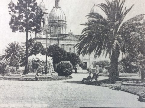 Postal fotográfica, de la plaza 25 de Mayo, a principios del siglo XX.