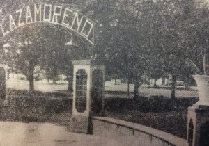 La plaza Dr. Mariano Moreno, con su tradicional y clásico arco, desaparecido, hace ya algunos años, al efectuarse la restauración de dicho paseo público (Fotografía del mes de enero de 1969).