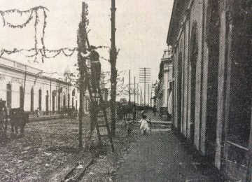 La calle pellegrini ornamentada para los corsos de carnaval, en los últimos años del siglo XIX.