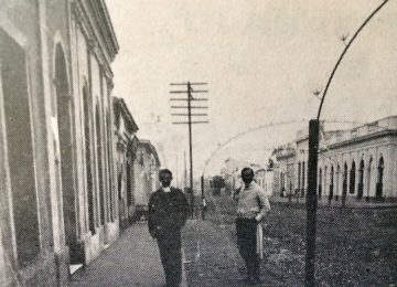 La calle pellegrini ornamentada para los corsos de carnaval, en los últimos años del siglo XIX.