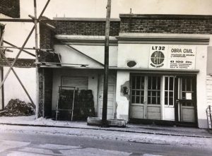 La emisora LT 32 Radio Chivilcoy, en su etapa de construcción, a principios de la década de 1970. Restauración y acondicionamiento del inmueble de la avenida Mitre Nº 924, donde funciona desde su comienzo.