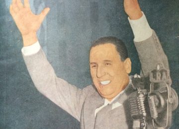 Trtadicional saludo del general Juan Domingo Perón, a la multitud reunida, en la plaza de Mayo.