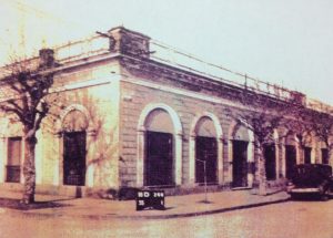 Antigua "Casa de la Lira", todo un símbolo histórico, de nuestra ciudad, que fuera demolida, a comienzo del mes de enero, de 2007. En ella, residió y falleció, el gran poeta Carlos Ortíz, el 3 de marzo de 1910.