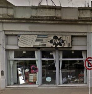 Fachada de la reconocida y acreditada librería "Fluo", que abrió sus puertas comerciales, el 17 de febrero de 1992; habiendo ya cumplido, una ininterrumpida trayectoria mercantil, de 25 años, las "Bodas de Plata".