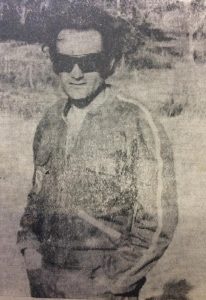 El actor chivilcoyano, José María Pommarés, en una secuencia de la película nacional "Piloto de pruebas", estrenada en el cine Savoy, de nuestra ciudad, el 6 de abril de 1972.