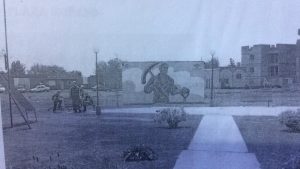 "La plaza de los trabajadores", ubicada en la intersección de las avenidas, Dr. Bernardo De Iriogyen y General Justo José de Urquiza, que se inauguró el 1 de mayo de 2007. En dicho paseo público, se observa un mural, del artista plástico chivilcoyano, Marcelo Mosqueira.