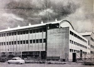 La monumental e inolvidable Central Diesel Eléctrica de Chivilcoy, en una estampa fotográfica, de 1958. El primer grupo electrógeno, se había inaugurado el 3 de junio de 1955. Posteriormente, se realizó una importante ampliación de la planta, contándose con seis grupos, generadores de energía.